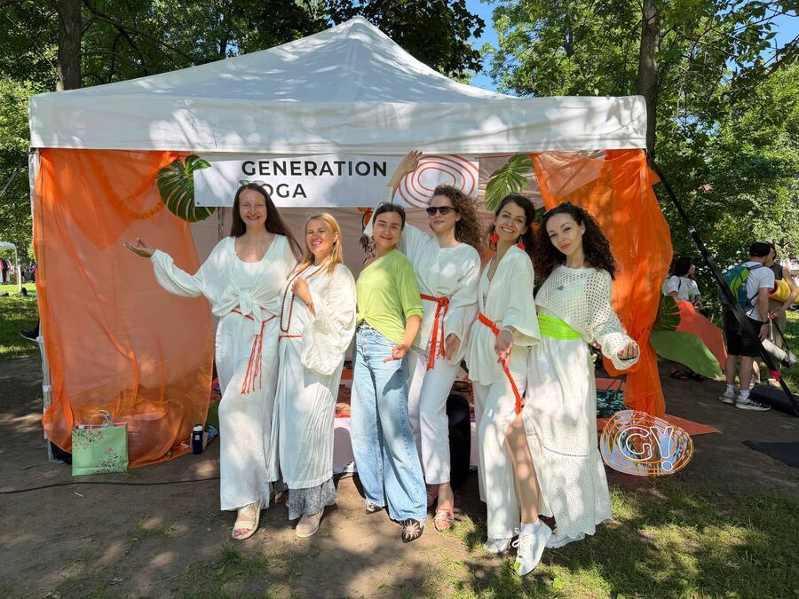 Команда Generation Yoga у шатра на городском фестивале